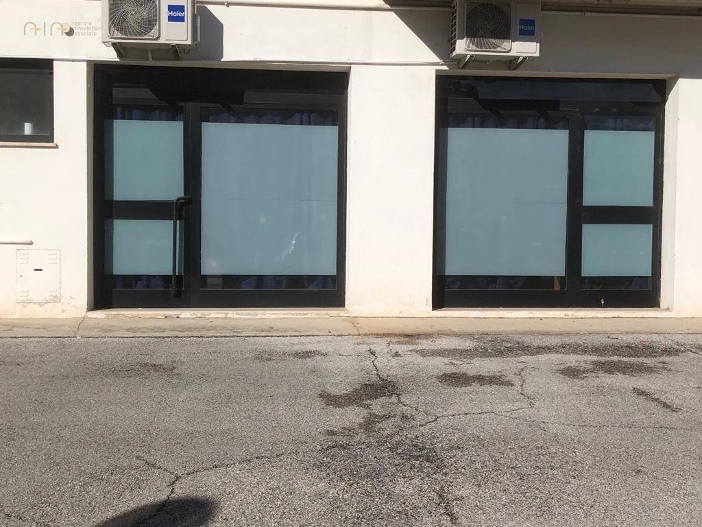 Locale Commerciale in vendita a Comunanza, Centrale / Centro Storico