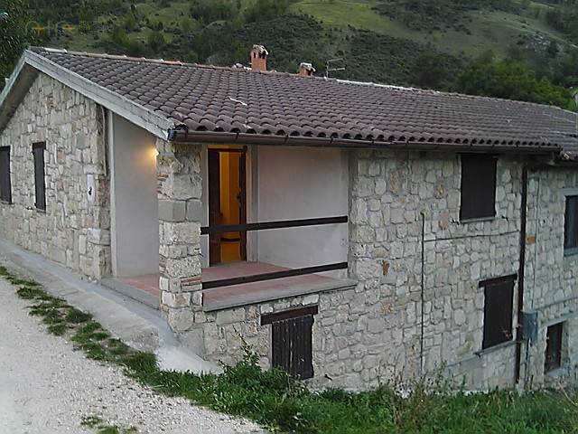 Casale Colonico Rustico in vendita a Montemonaco