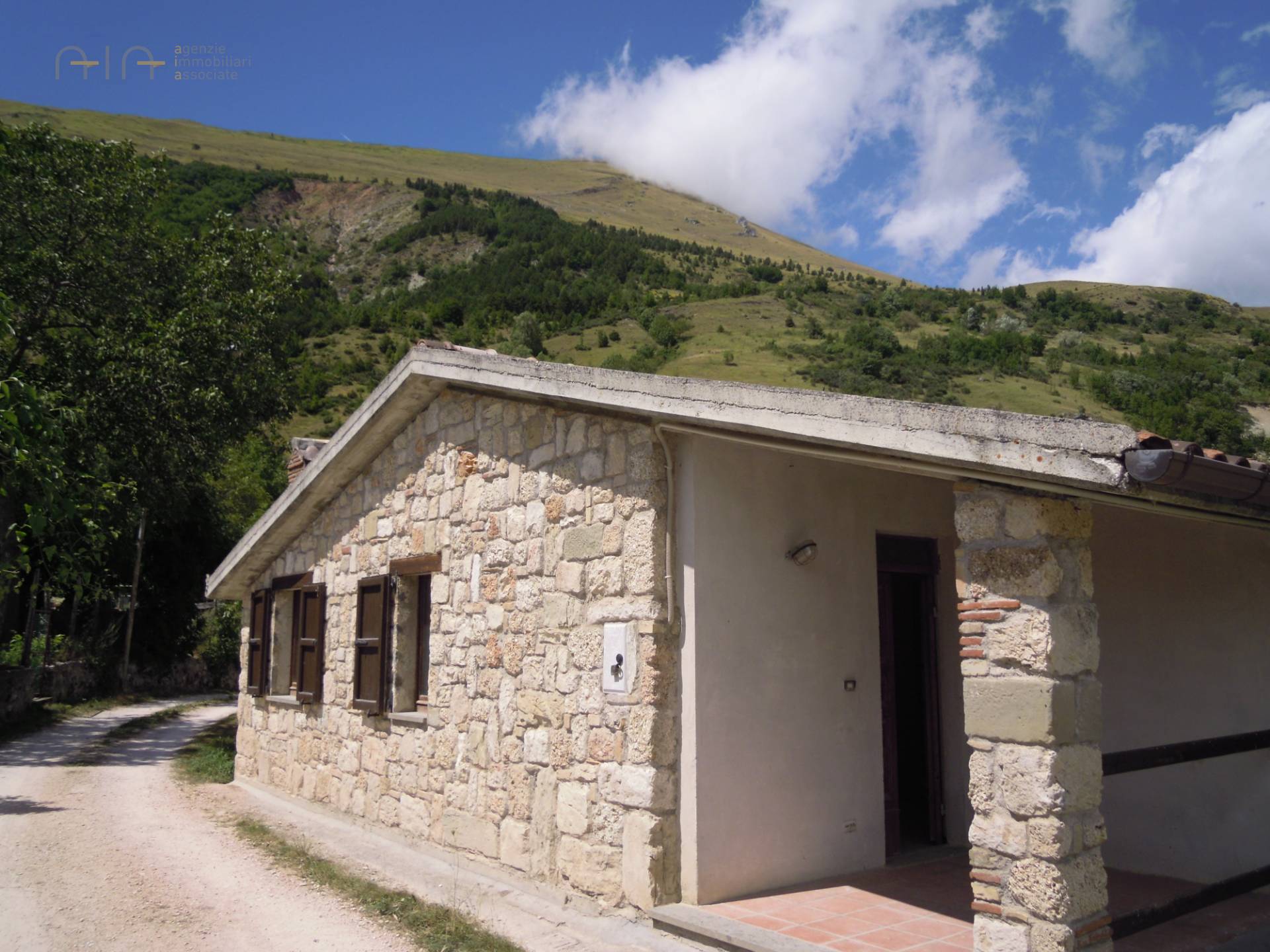 Casale Colonico Rustico in vendita a Montemonaco