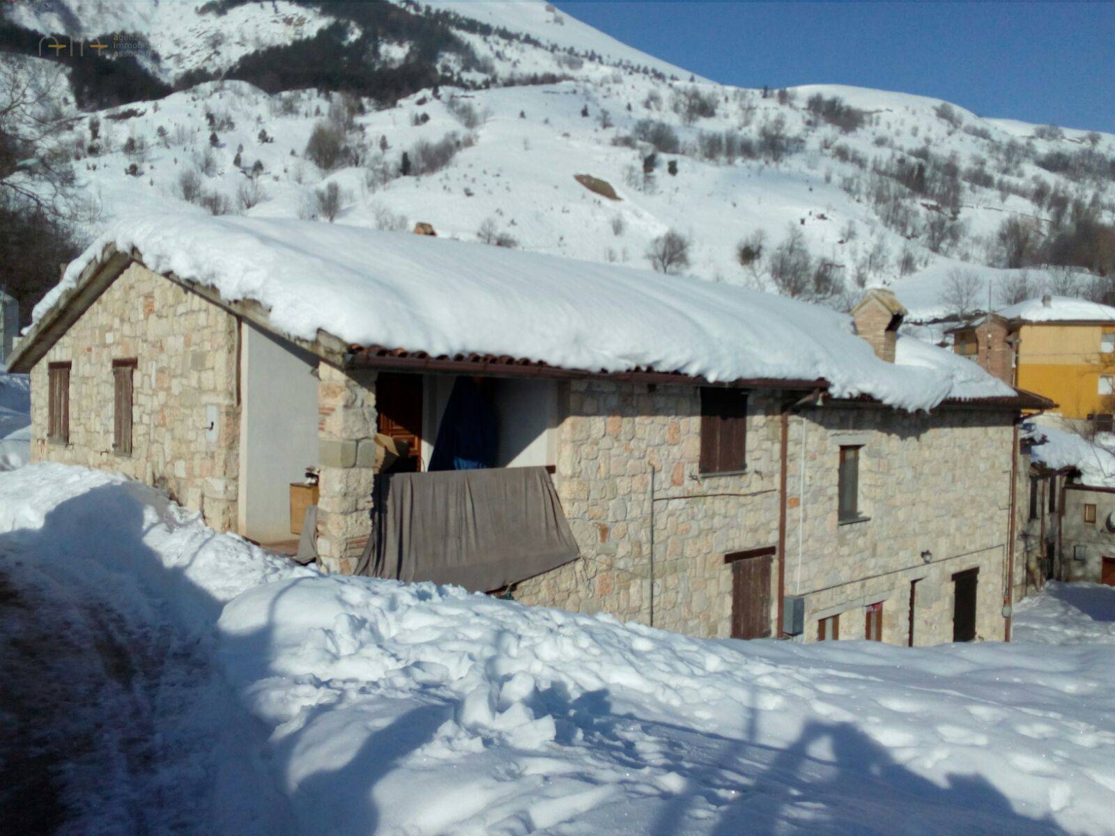 Casale Colonico Rustico in vendita a Montemonaco