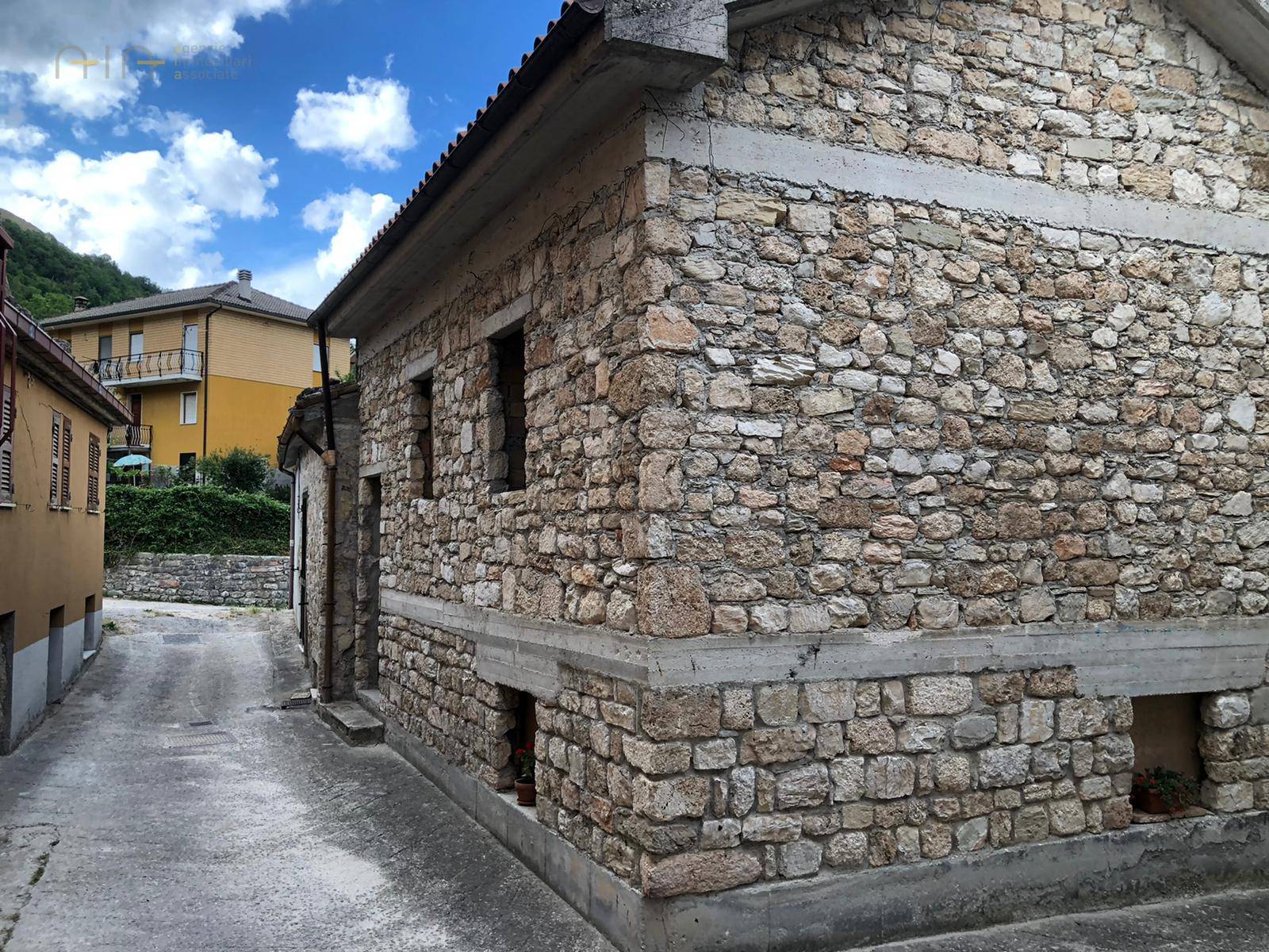 Casa cielo - terra in vendita a Montemonaco, San Biagio