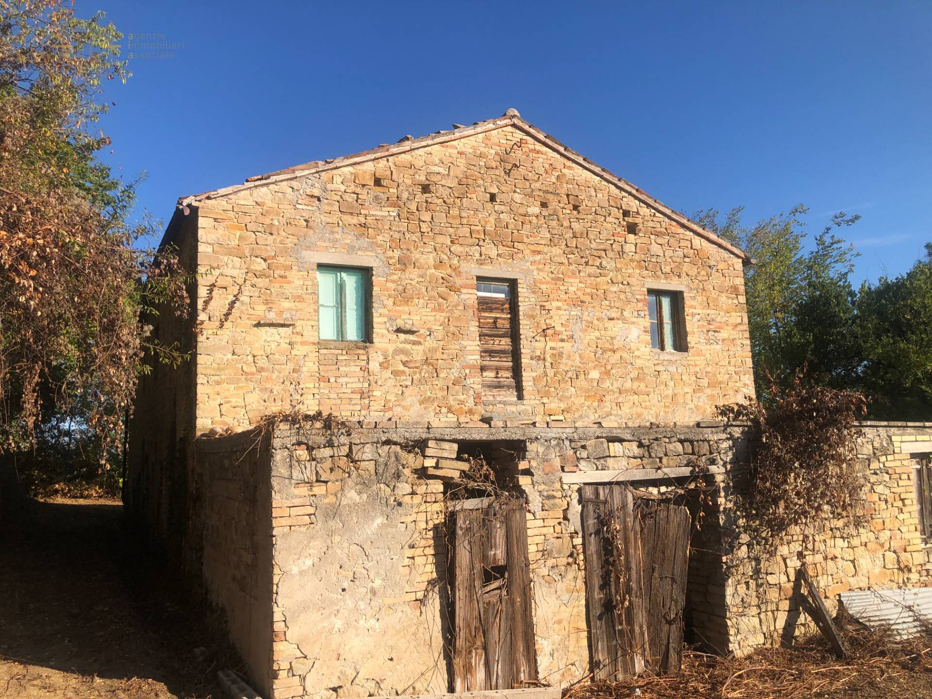 Casale Colonico Rustico in vendita a Santa Vittoria in Matenano