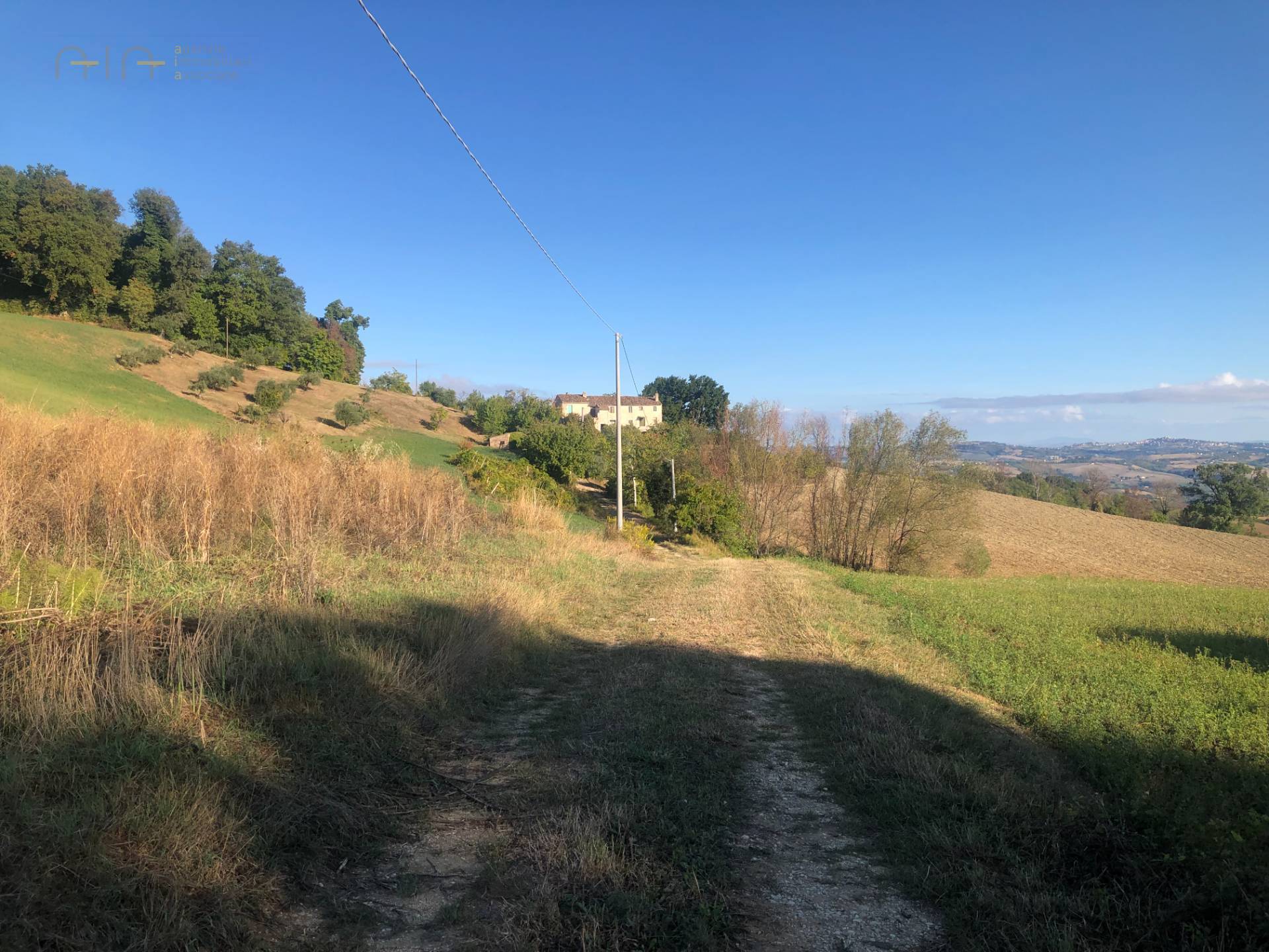 Casale Colonico Rustico in vendita a Santa Vittoria in Matenano