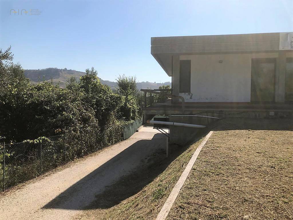 Locale Commerciale in vendita a Canzano