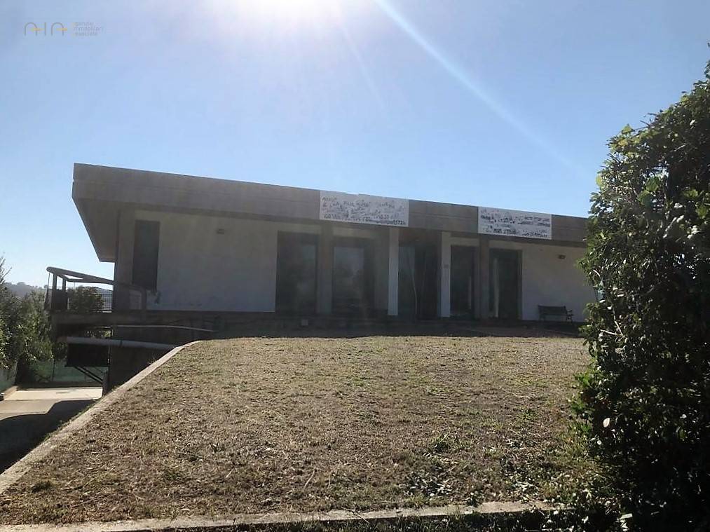 Locale Commerciale in vendita a Canzano