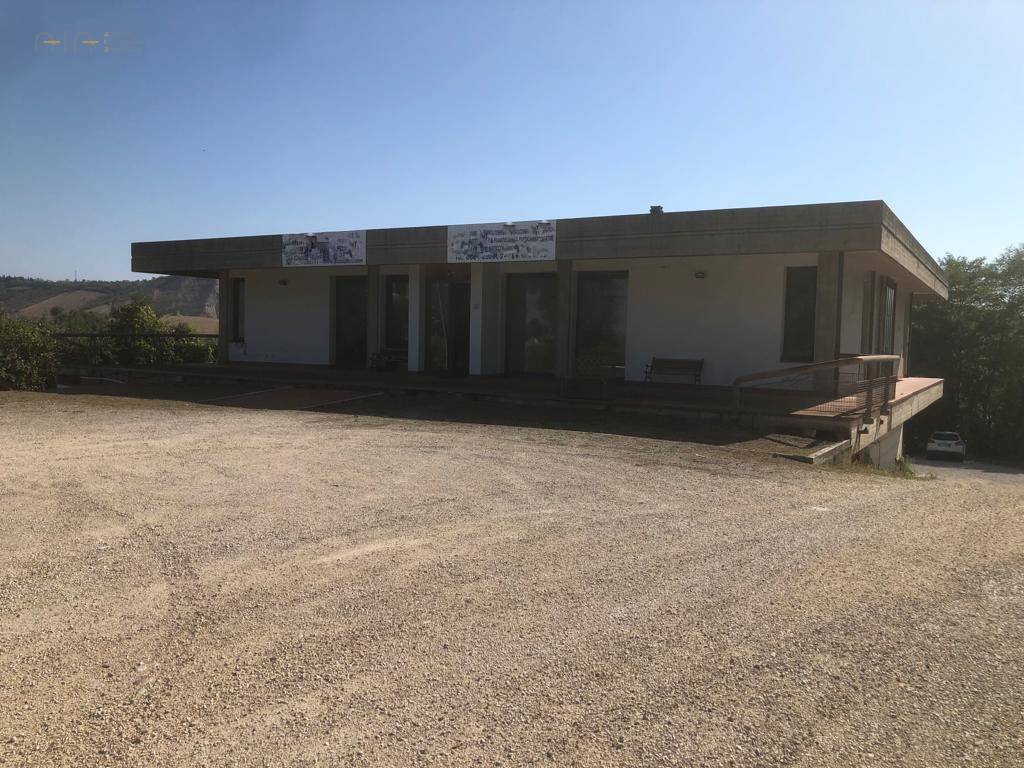 Locale Commerciale in vendita a Canzano