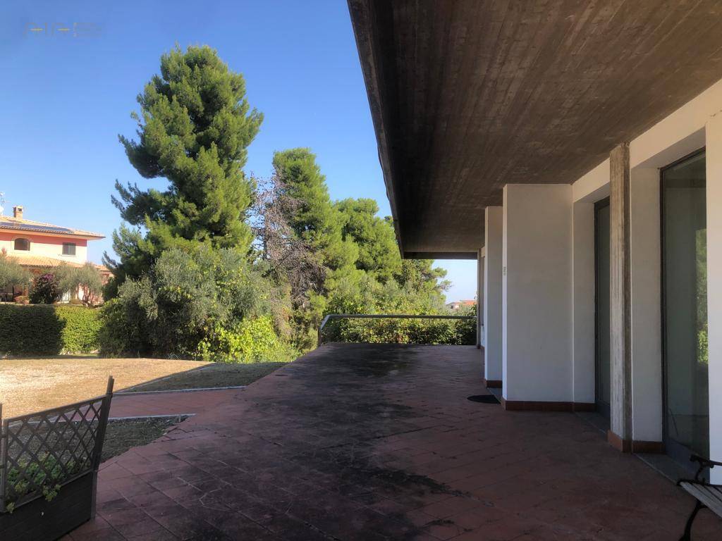 Locale Commerciale in vendita a Canzano