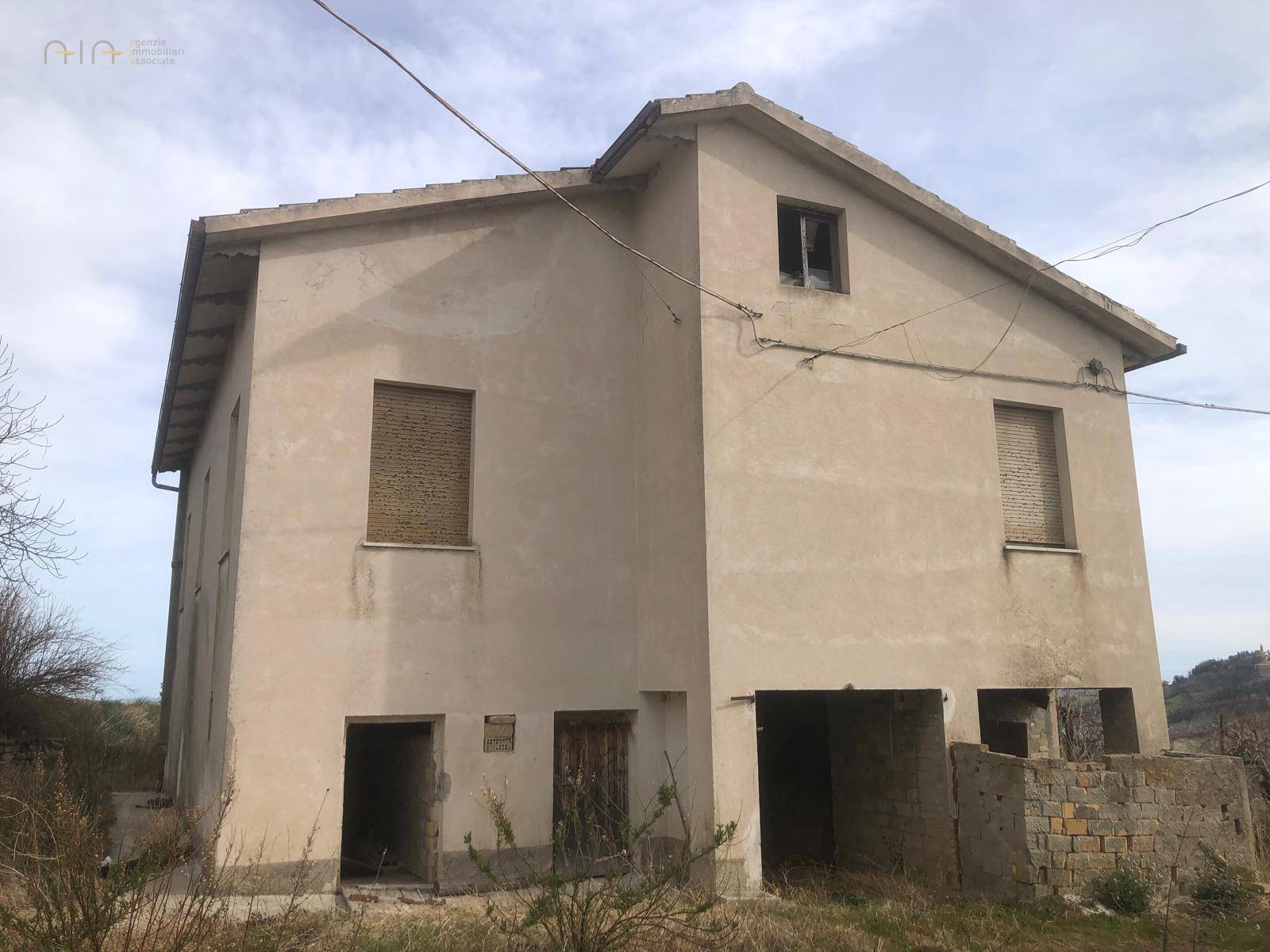 Casale Colonico Rustico in vendita a Santa Vittoria in Matenano