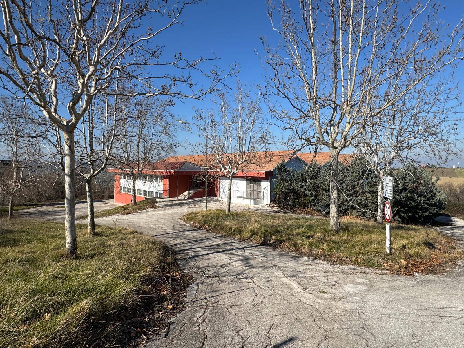 Locale Artigianale / Deposito in vendita a Loro Piceno