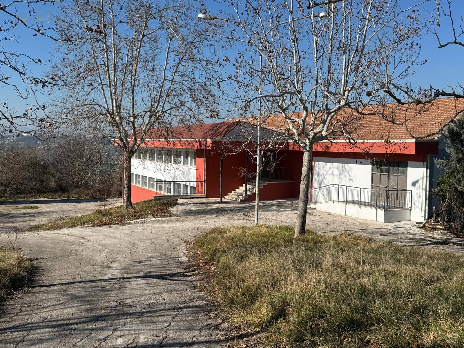 Locale Artigianale / Deposito in vendita a Loro Piceno