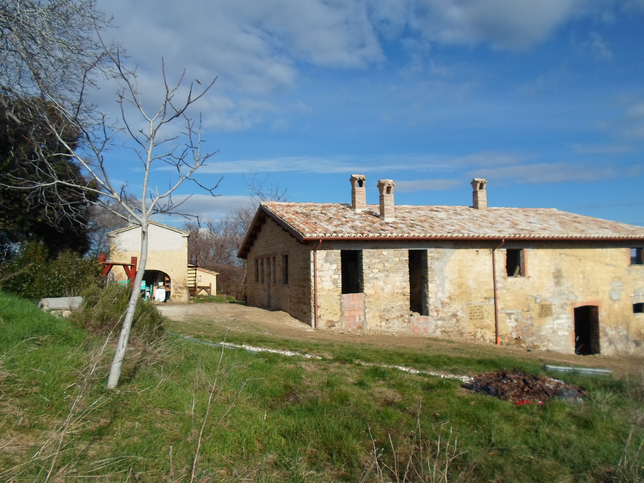 Casale Colonico Rustico in vendita a San Severino Marche