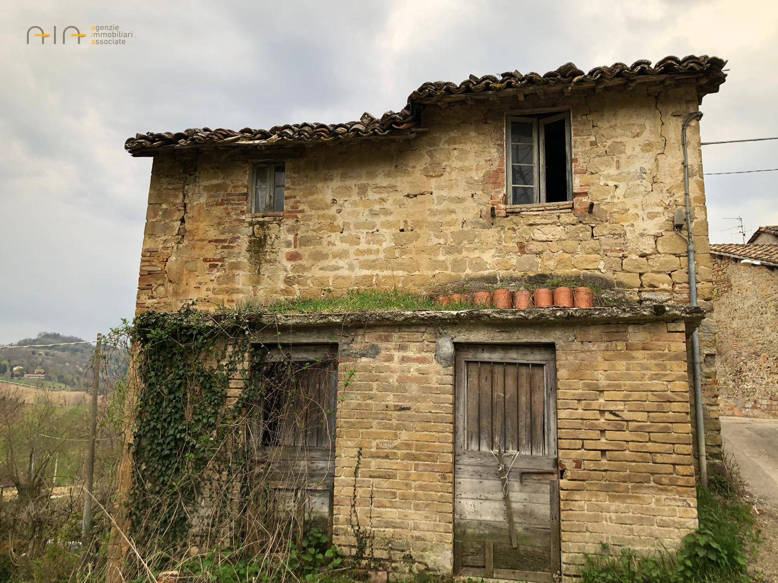 Casale Colonico Rustico in vendita a Amandola, Collinare