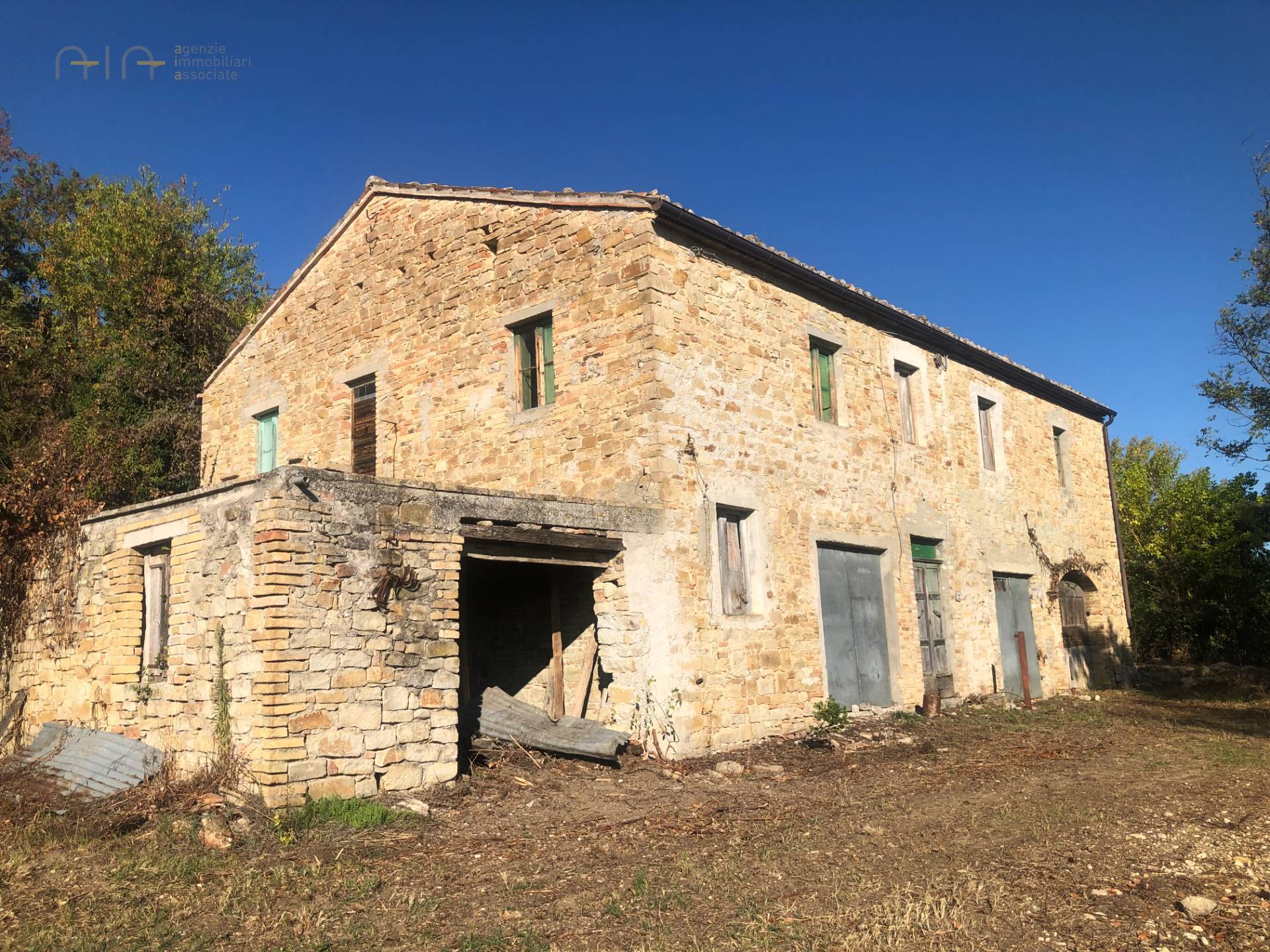 Casale Colonico Rustico in vendita a Santa Vittoria in Matenano