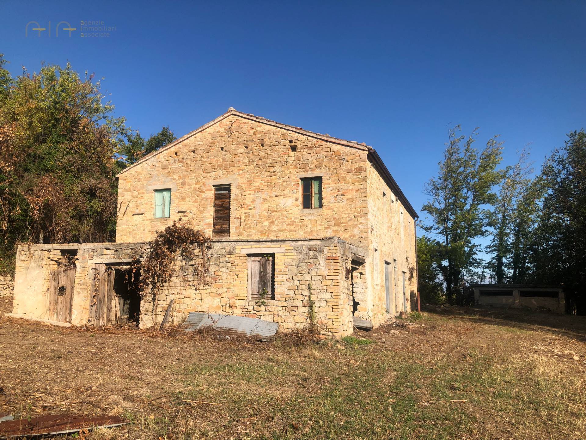 Casale Colonico Rustico in vendita a Santa Vittoria in Matenano