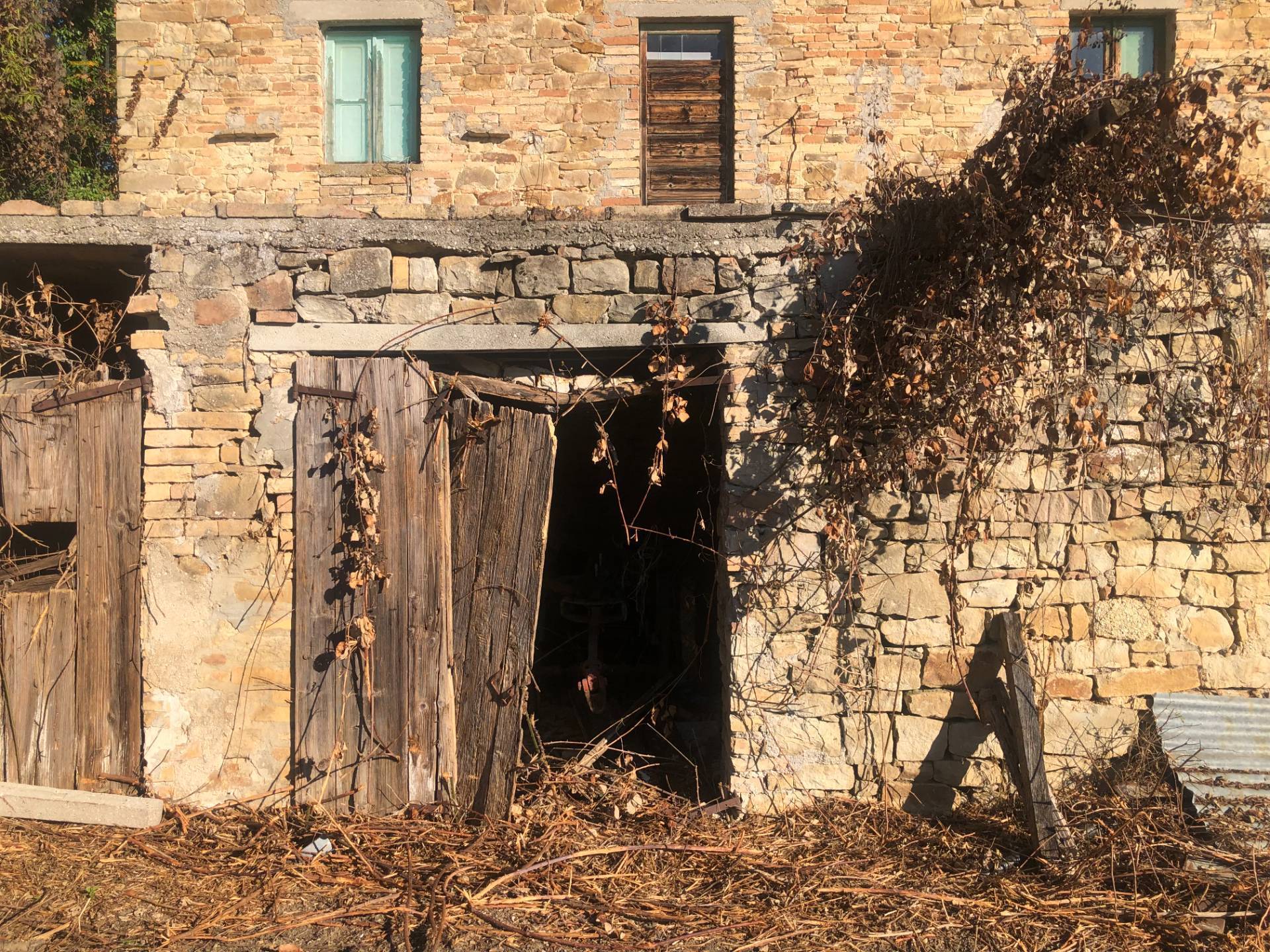 Casale Colonico Rustico in vendita a Santa Vittoria in Matenano