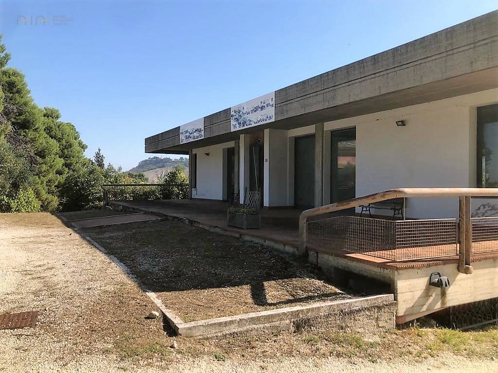 Locale Commerciale in vendita a Canzano