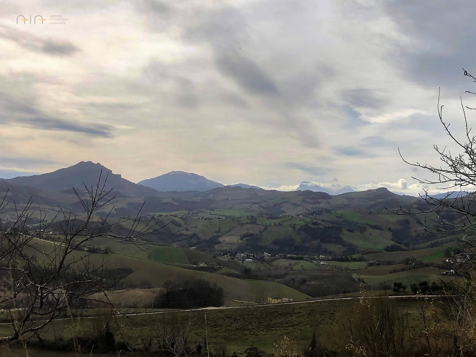 Casale Colonico Rustico in vendita a Santa Vittoria in Matenano