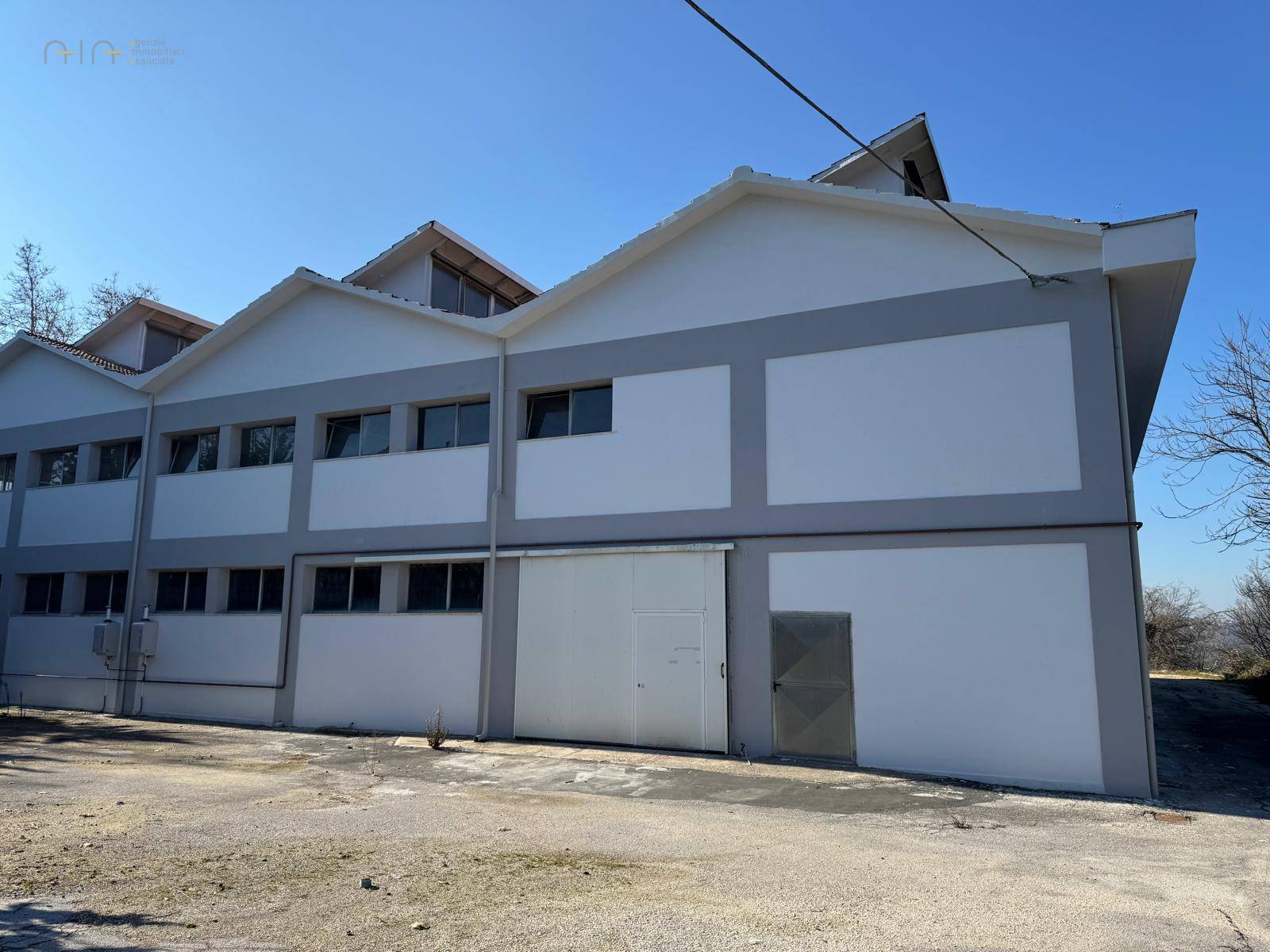 Locale Artigianale / Deposito in vendita a Loro Piceno