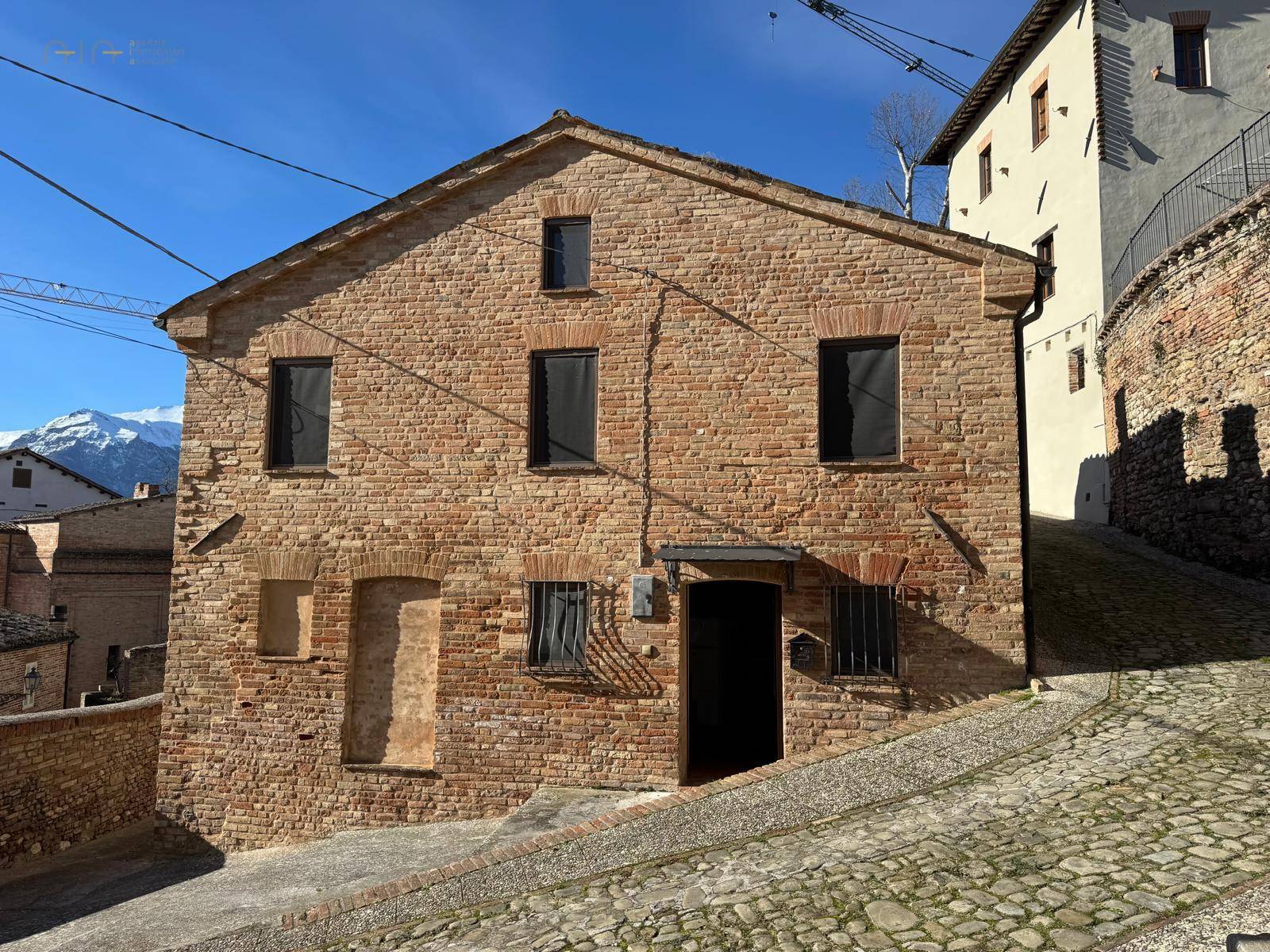 Casa cielo - terra in vendita a Amandola, Centrale / Centro Storico