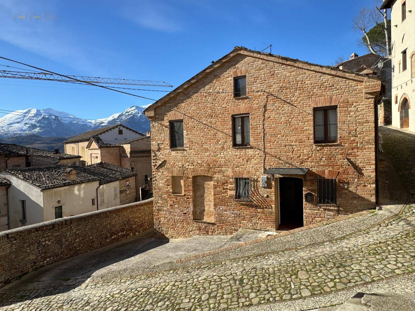 Casa cielo - terra in vendita a Amandola, Centrale / Centro Storico