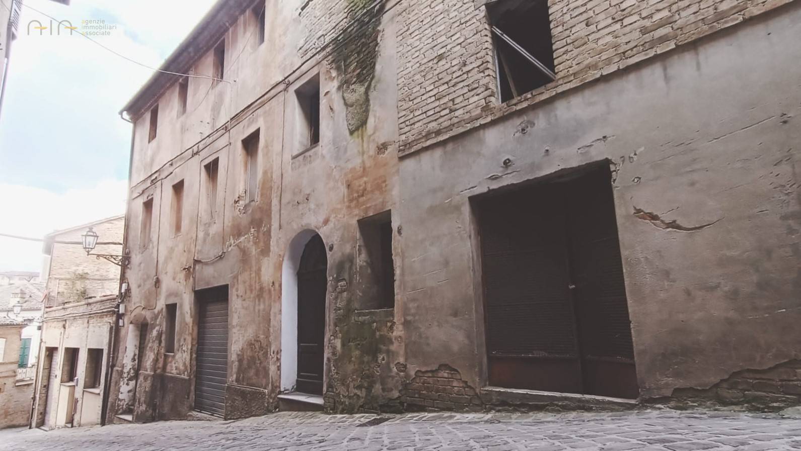 Casa cielo - terra in vendita a Amandola, Centrale / Centro Storico