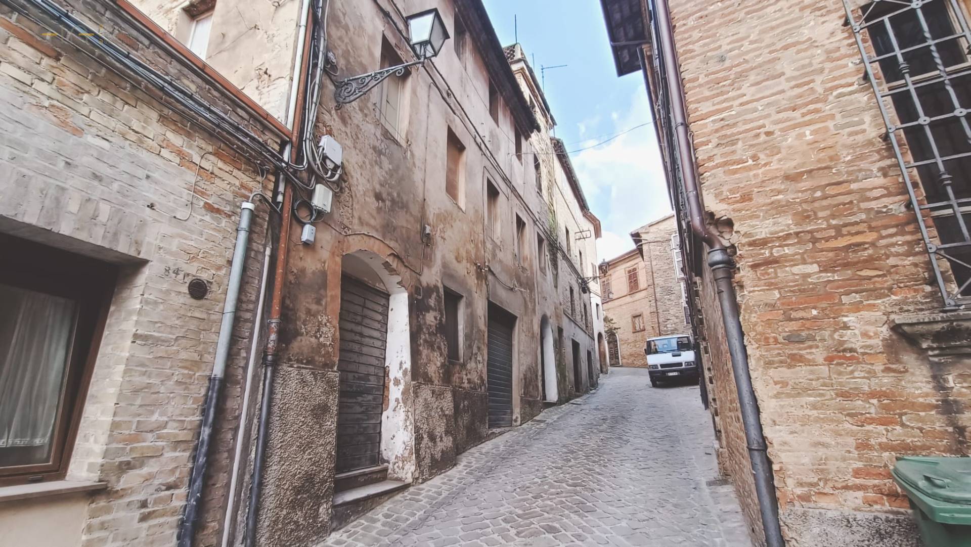 Casa cielo - terra in vendita a Amandola, Centrale / Centro Storico
