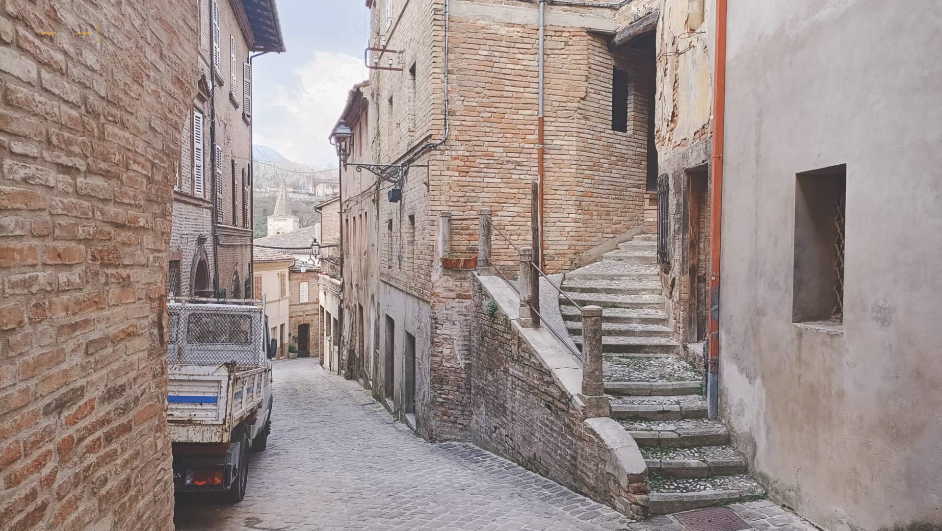 Casa cielo - terra in vendita a Amandola, Centrale / Centro Storico