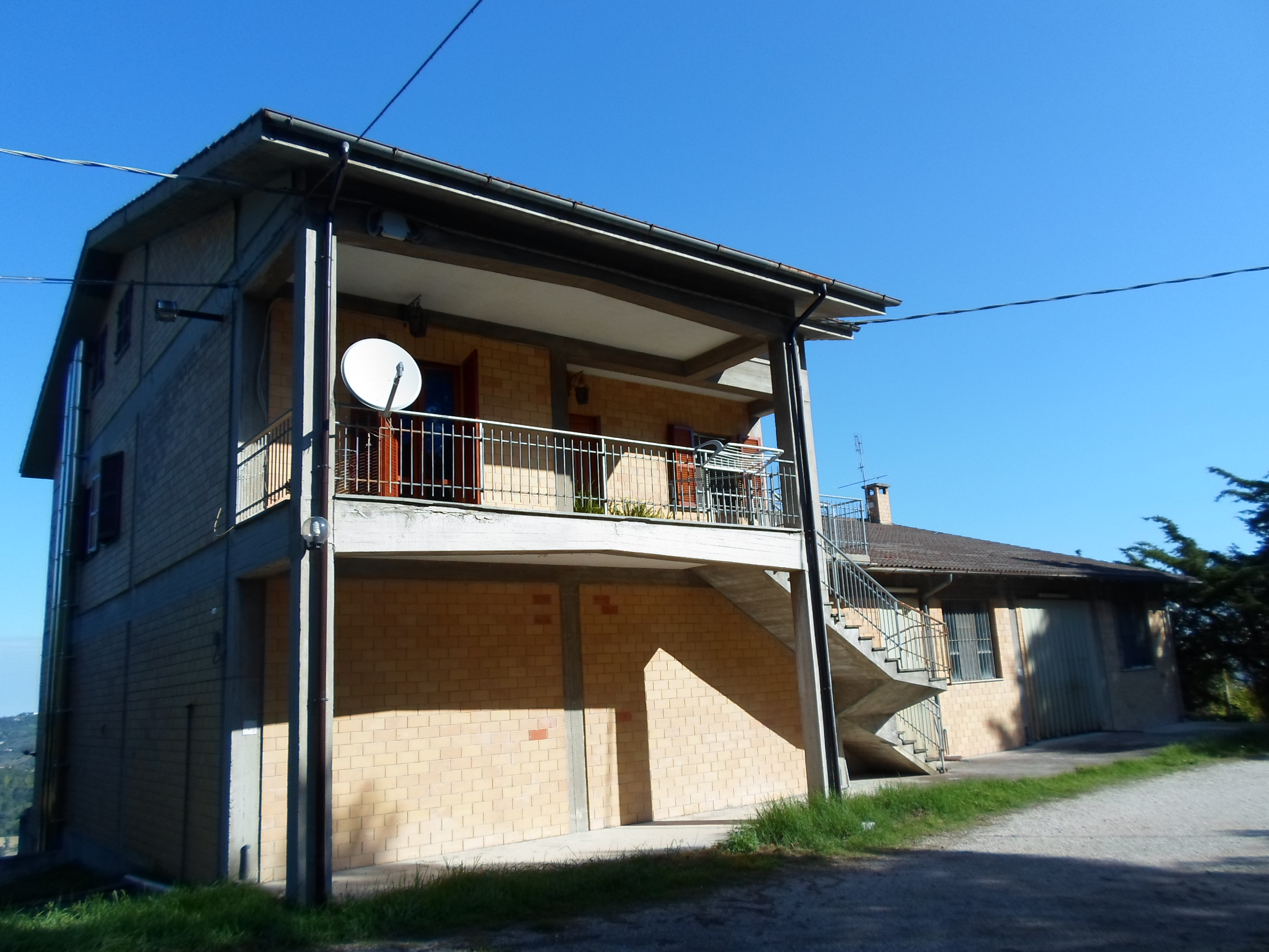 Stabile / Palazzo in vendita a Carassai, Collinare