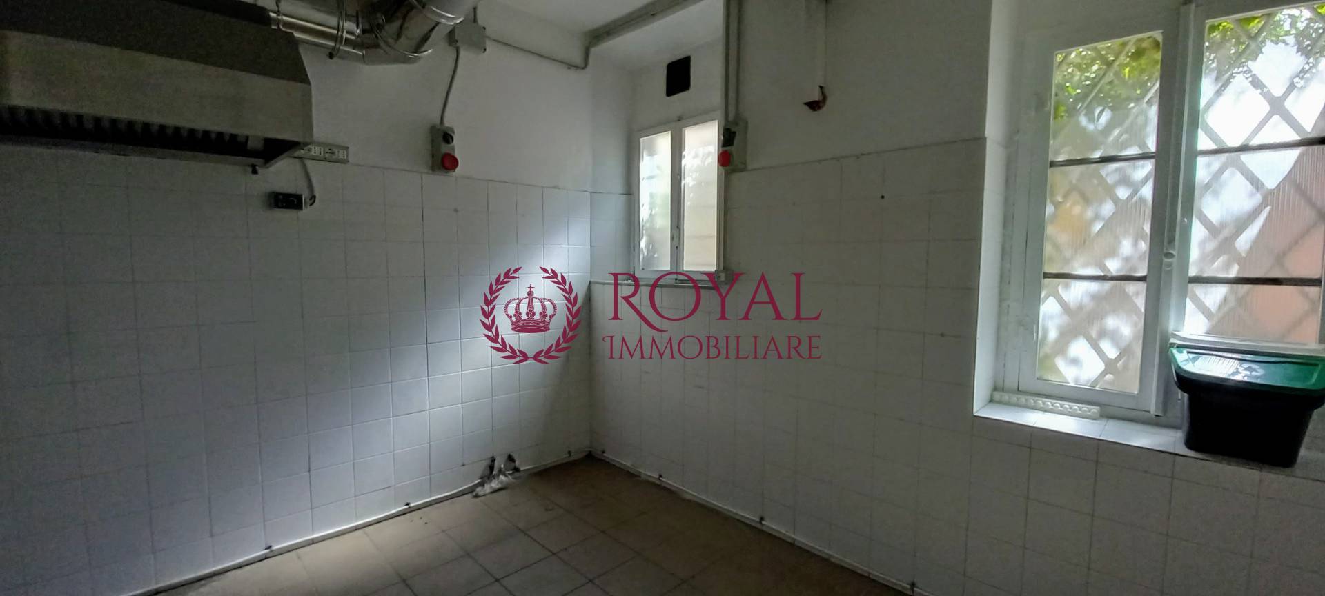 Locale commerciale in affitto a Livorno, Centro