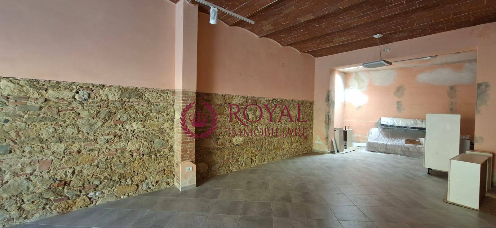 Locale commerciale in affitto a Collesalvetti
