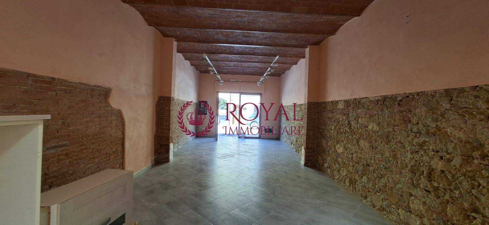 Locale commerciale in affitto a Collesalvetti