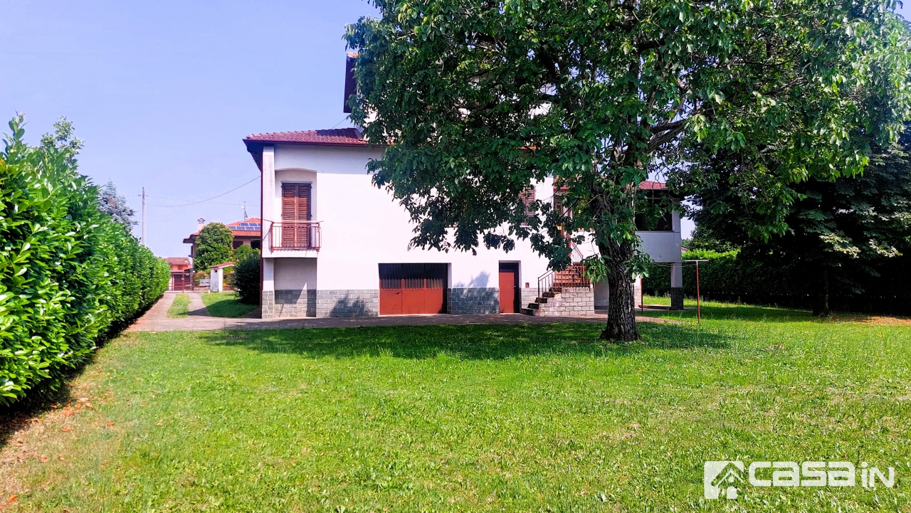 Villa con giardino in via cesare battisti, Pognano