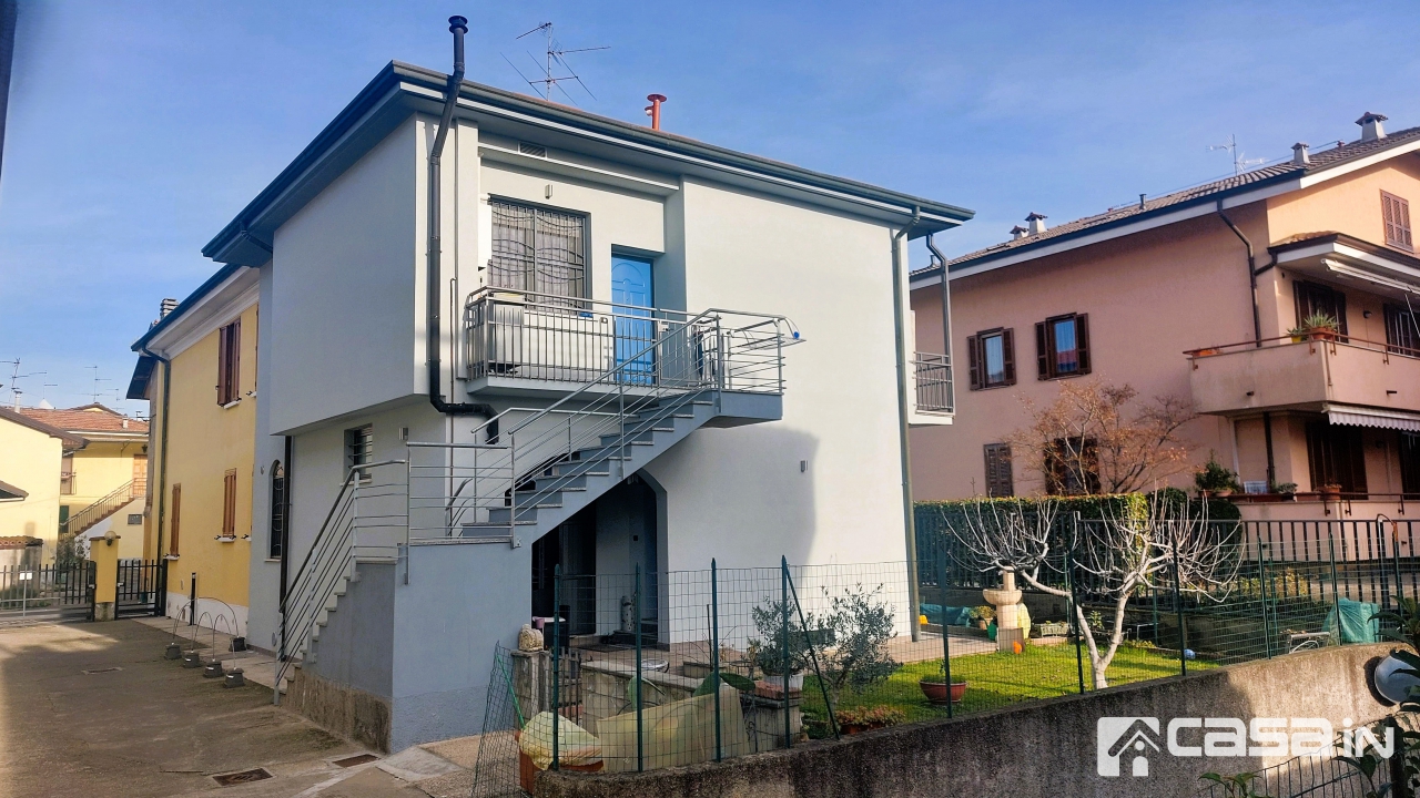 Casa indipendente con giardino in via dante, Trezzano Rosa