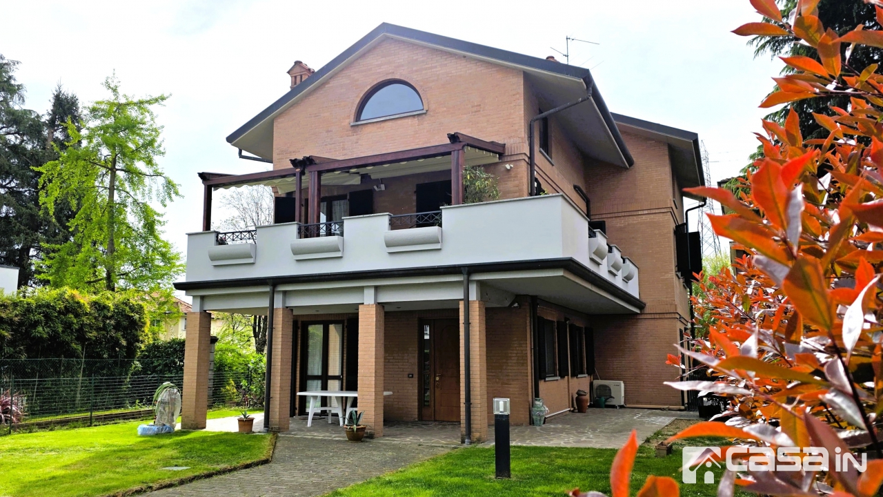 Casa indipendente con terrazzo in via xi febbraio, Trezzo sull'Adda