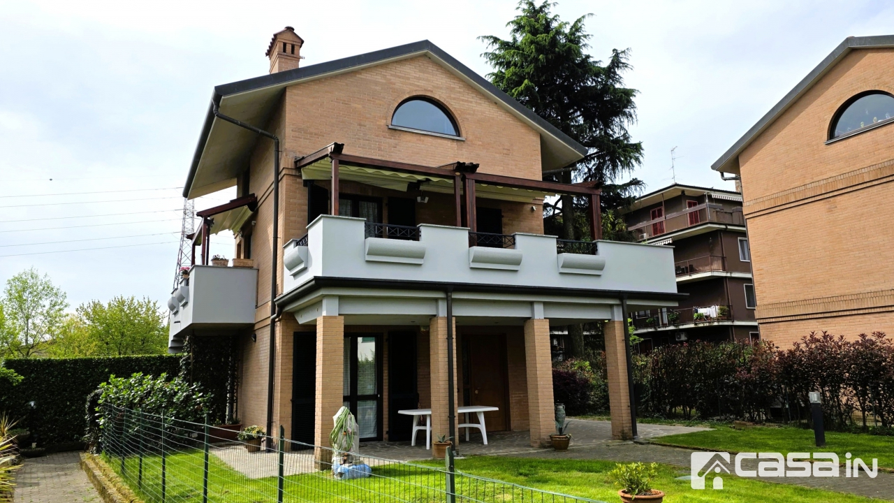 Casa indipendente con terrazzo in via xi febbraio, Trezzo sull'Adda