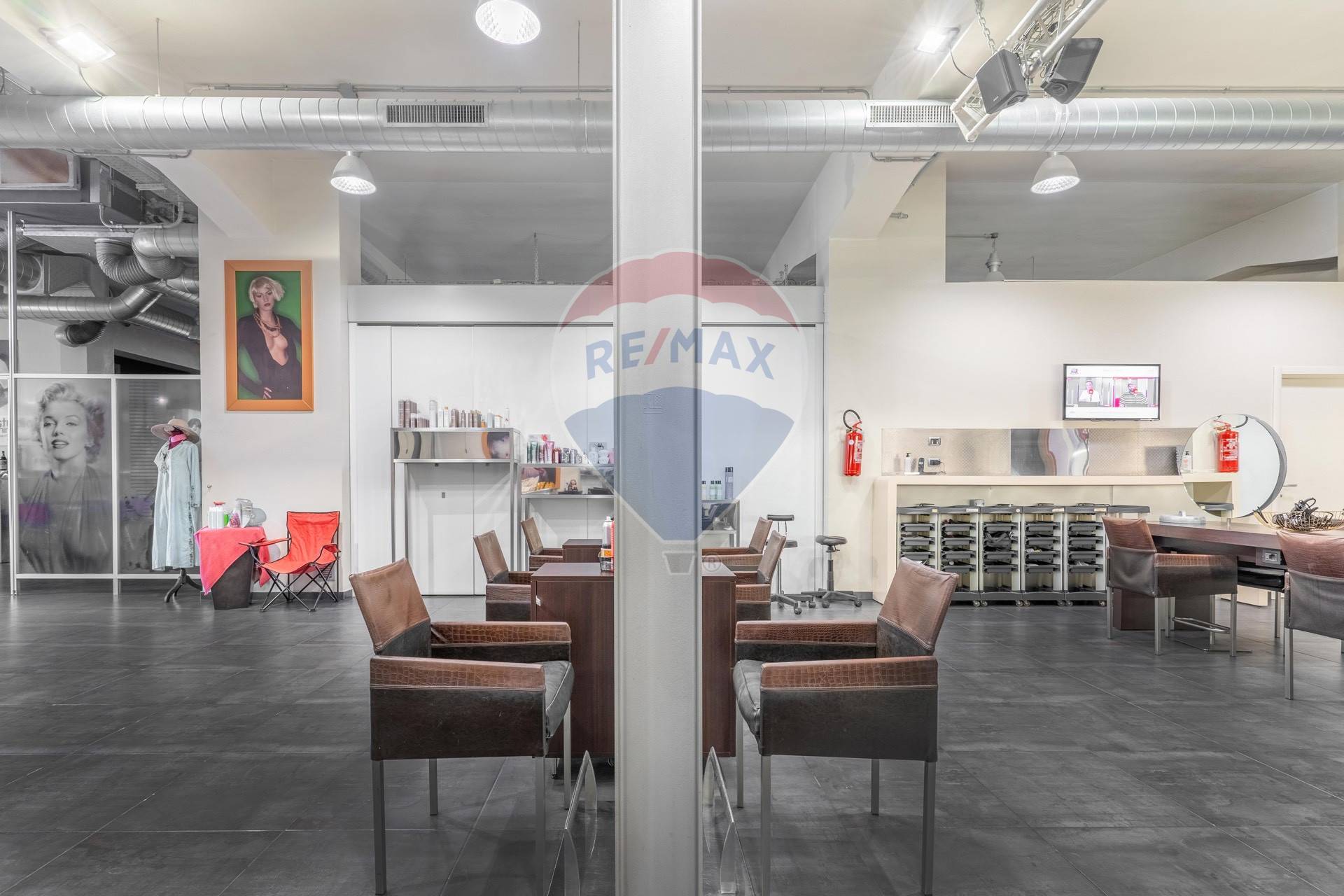 Locale Commerciale in vendita a Legnano, Legnarello