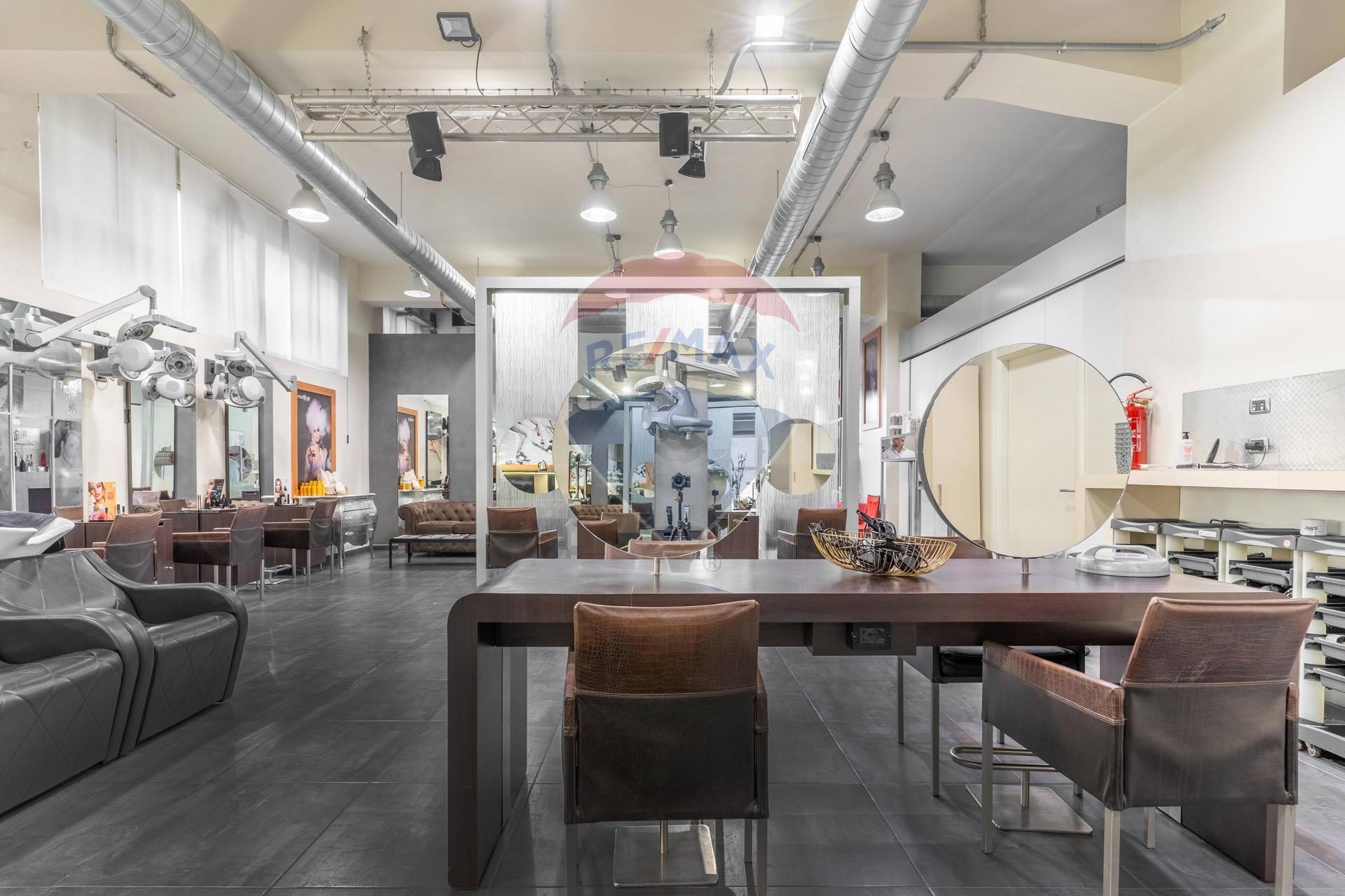 Locale Commerciale in vendita a Legnano, Legnarello