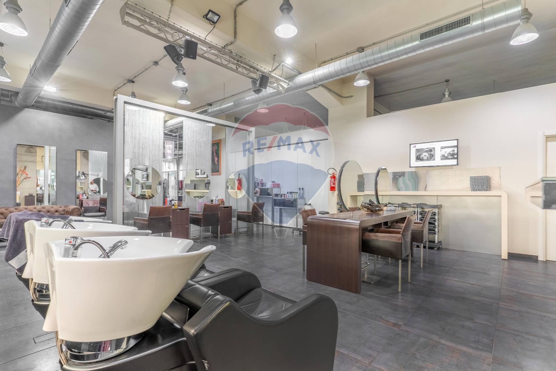 Locale Commerciale in vendita a Legnano, Legnarello