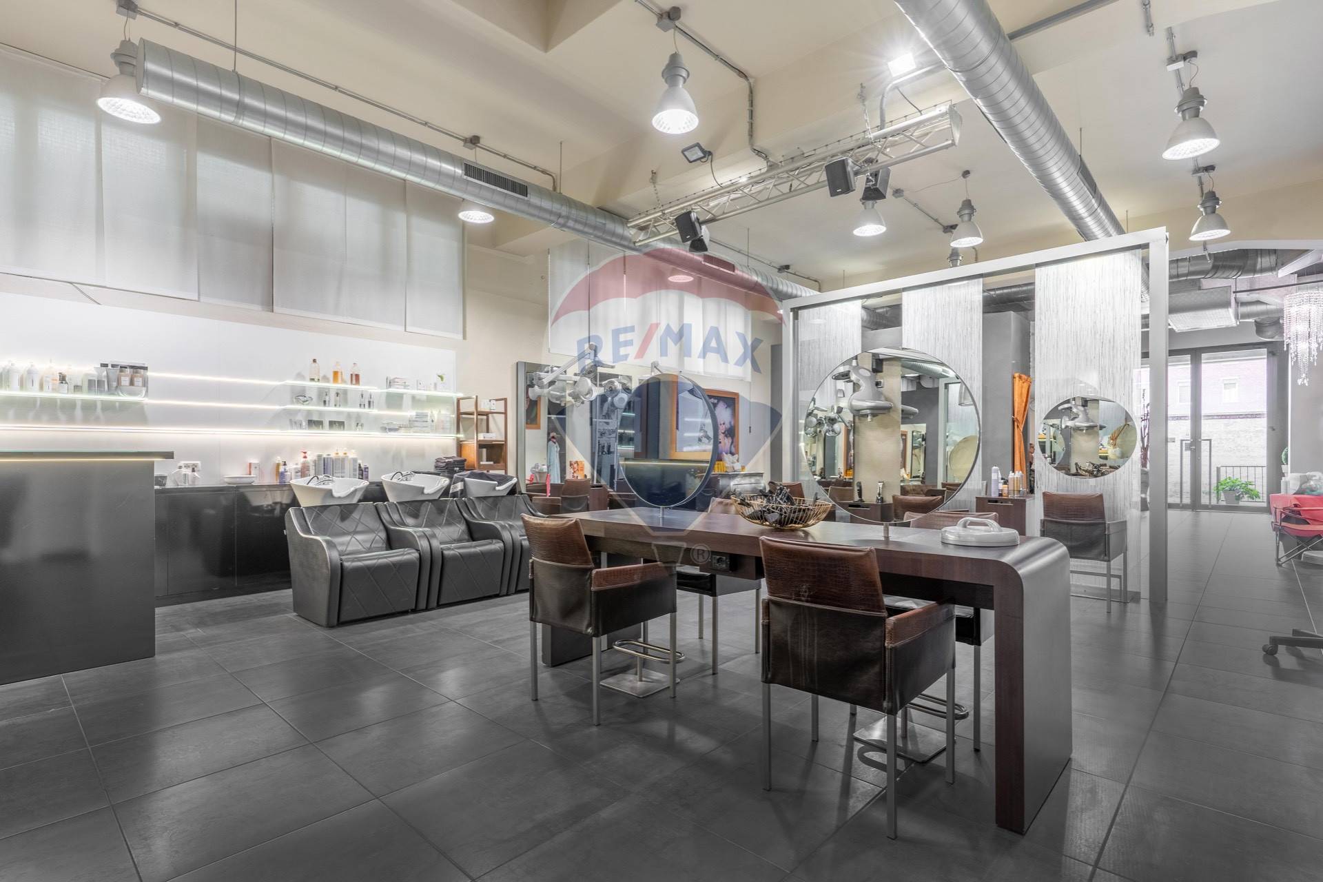 Locale Commerciale in vendita a Legnano, Legnarello