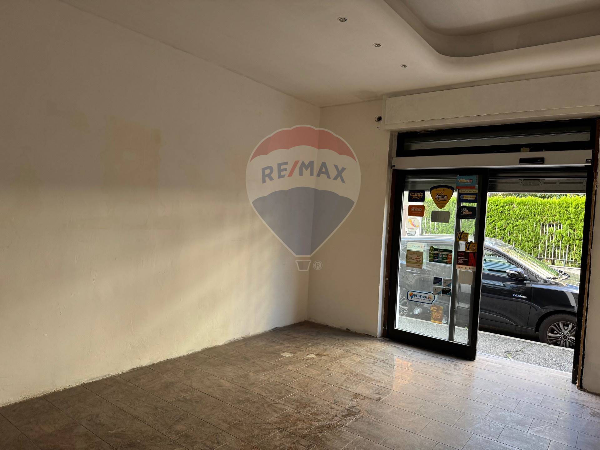 Negozio in vendita a Rho, Zona Centro