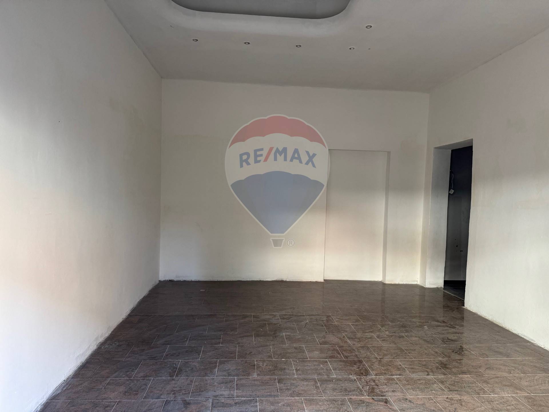 Negozio in vendita a Rho, Zona Centro