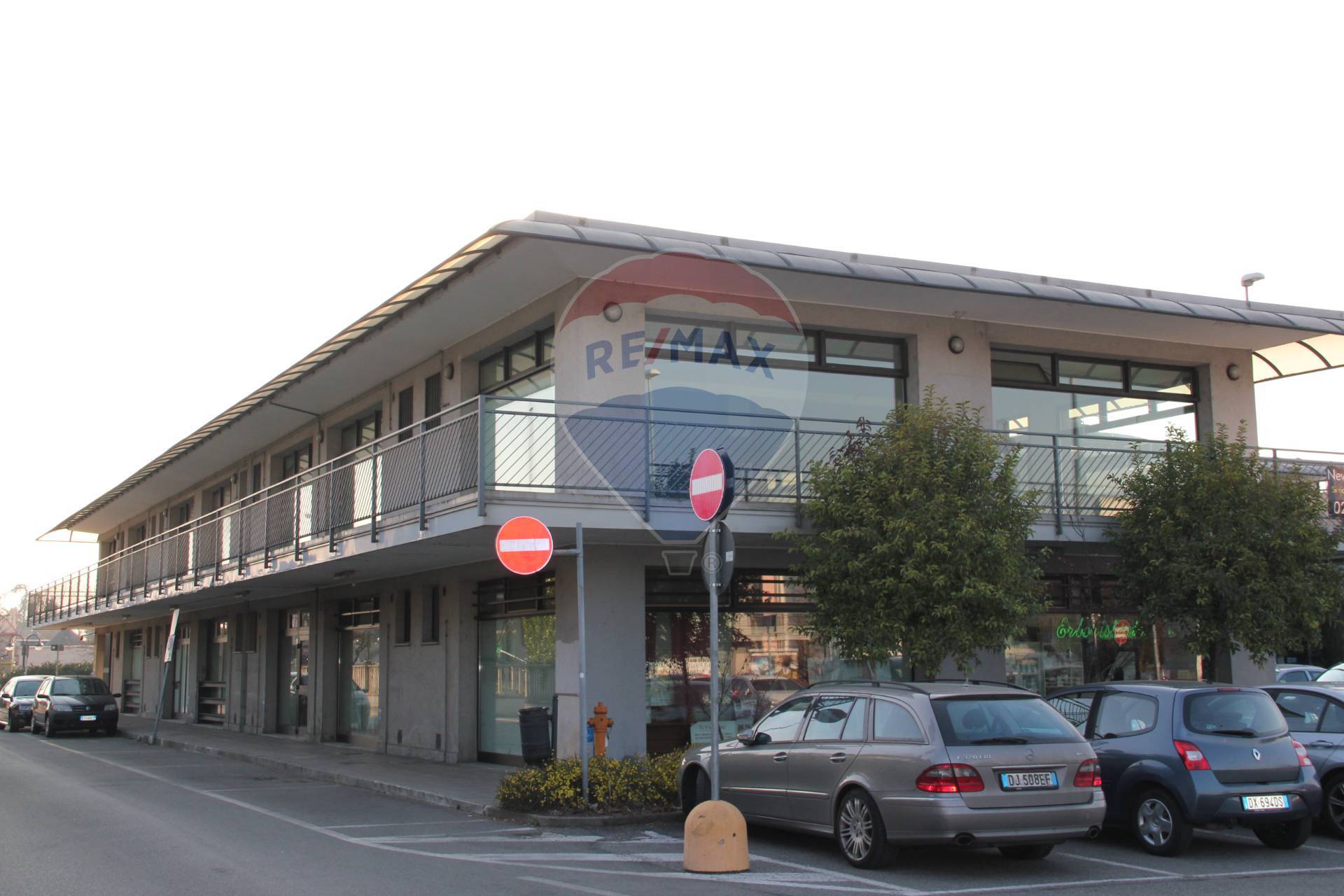 Locale Commerciale in affitto a Trezzano Rosa