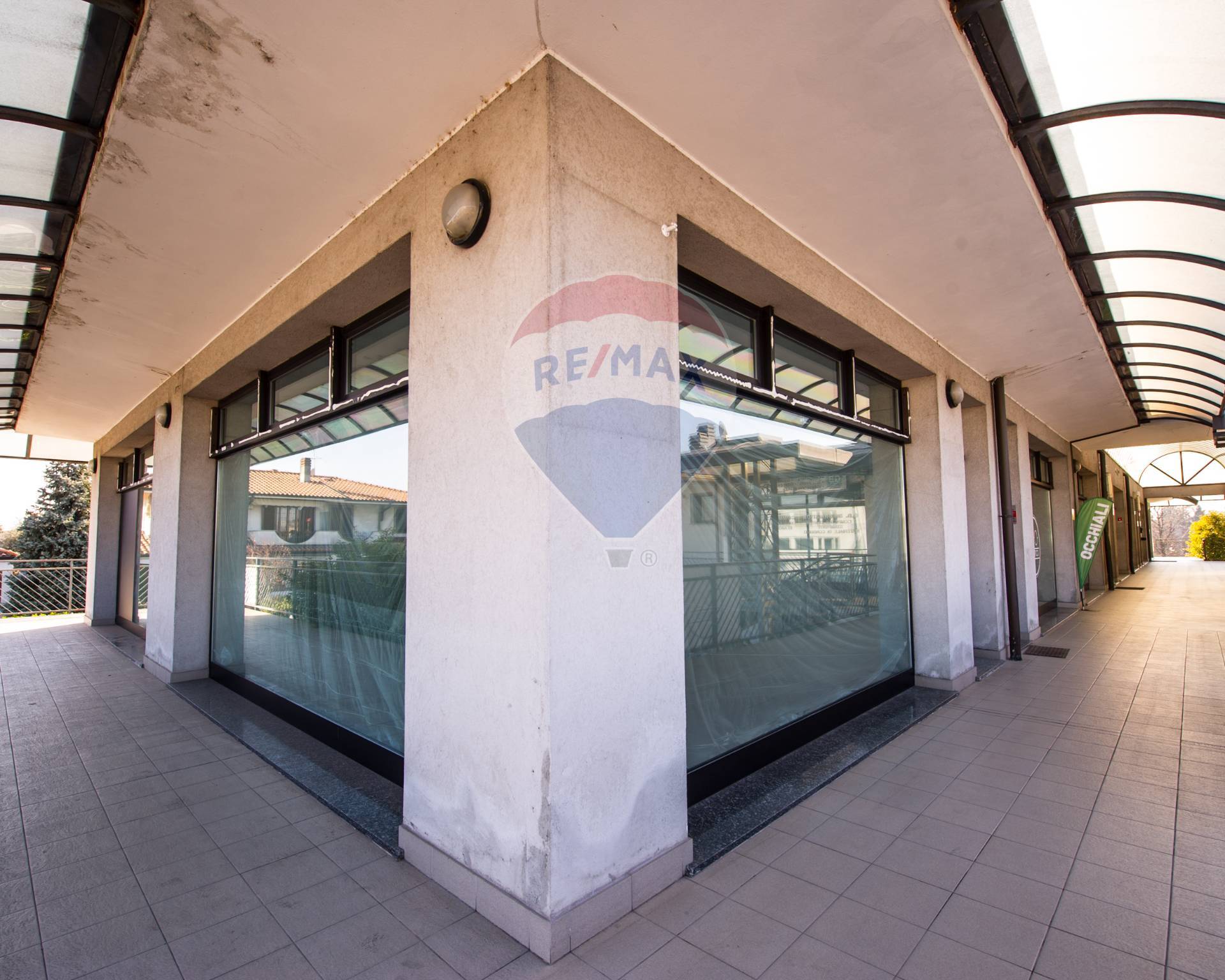 Locale Commerciale in affitto a Trezzano Rosa