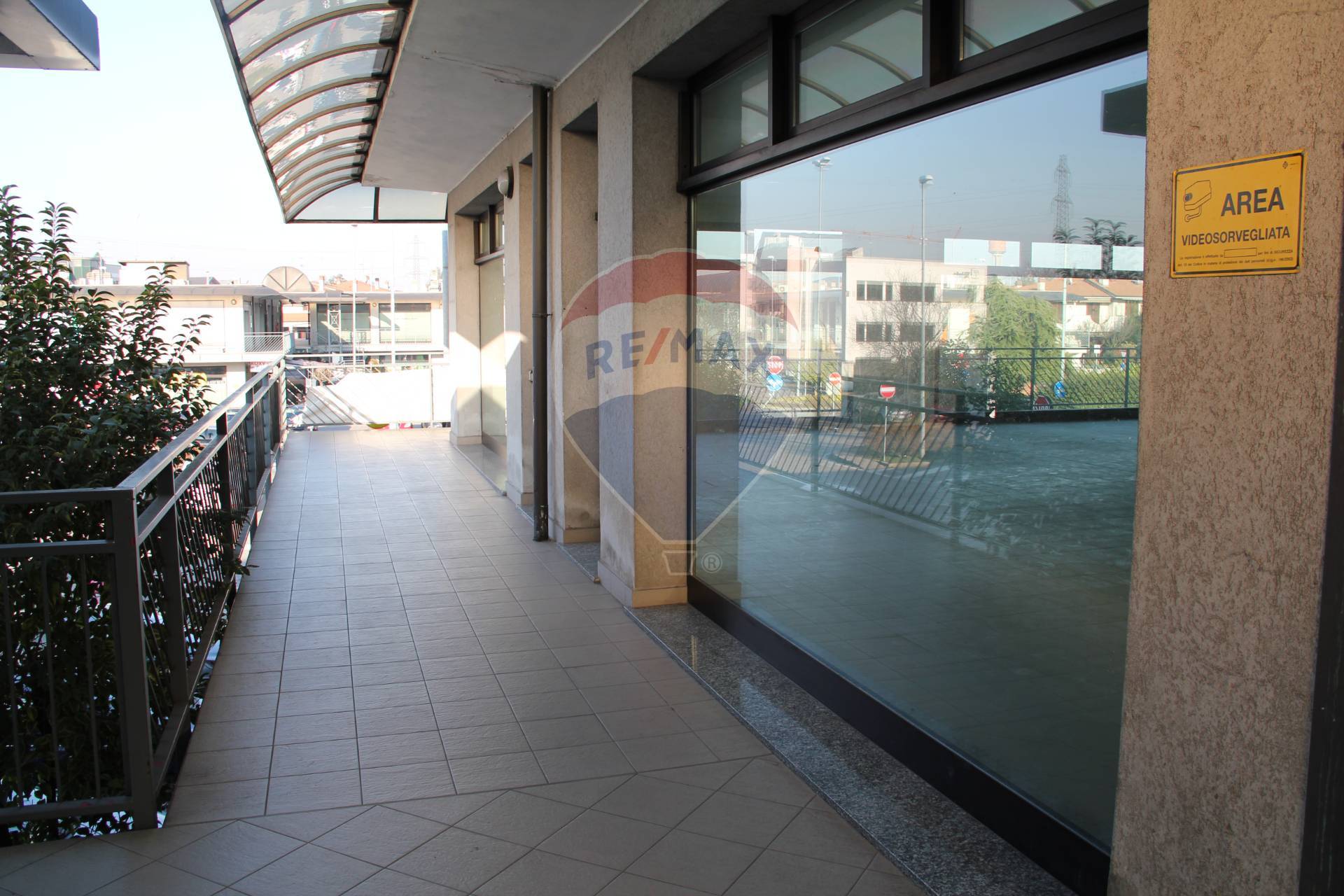 Locale Commerciale in affitto a Trezzano Rosa