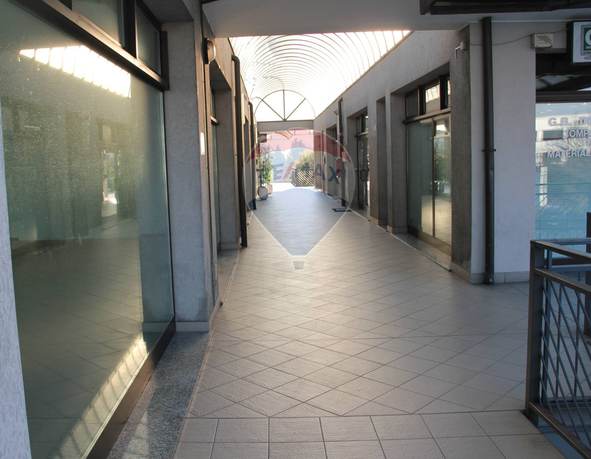 Locale Commerciale in affitto a Trezzano Rosa