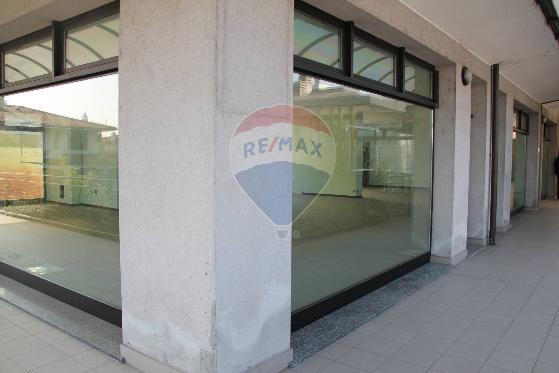 Negozio in vendita a Trezzano Rosa