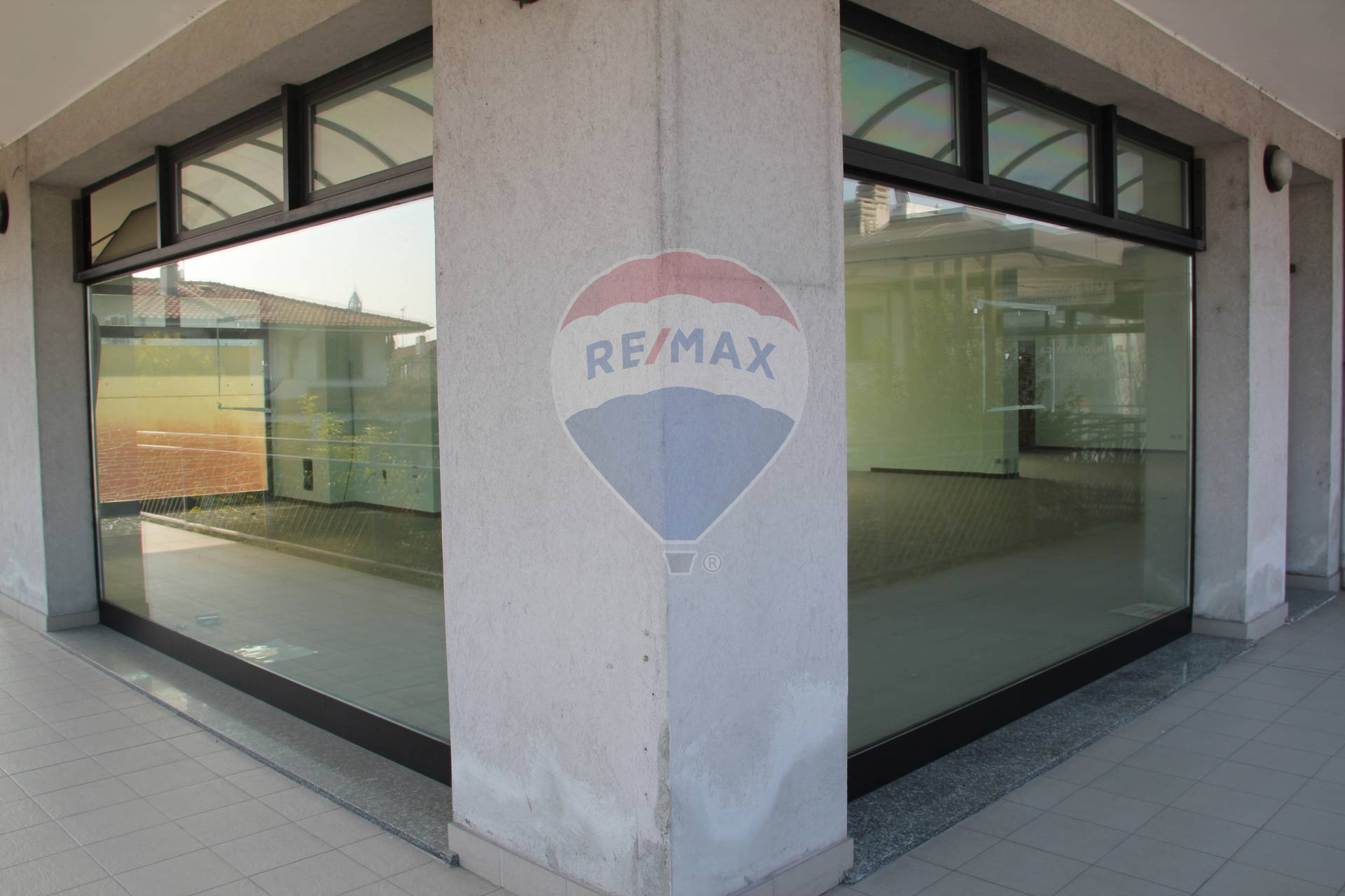 Negozio in vendita a Trezzano Rosa