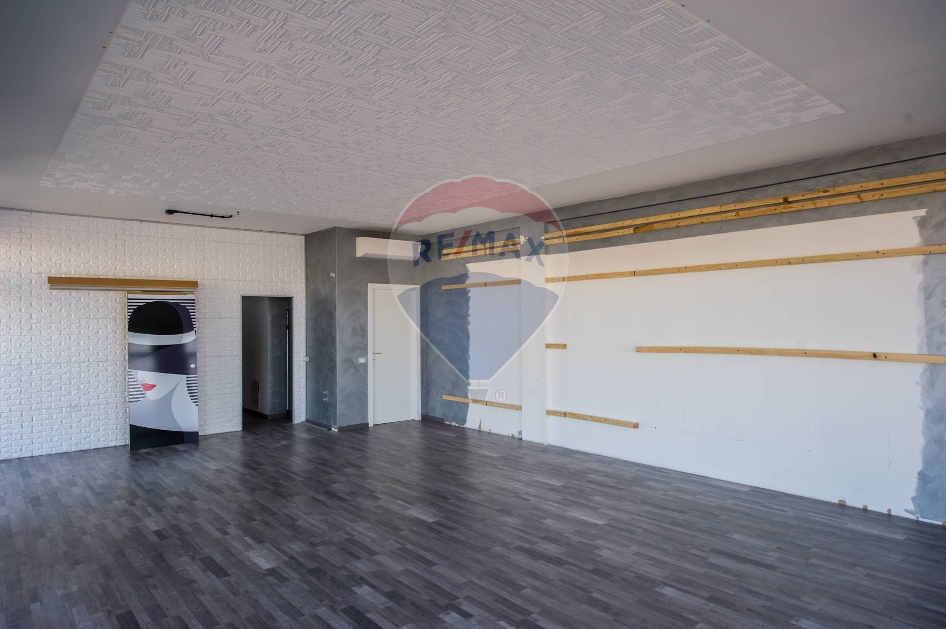 Negozio in vendita a Trezzano Rosa