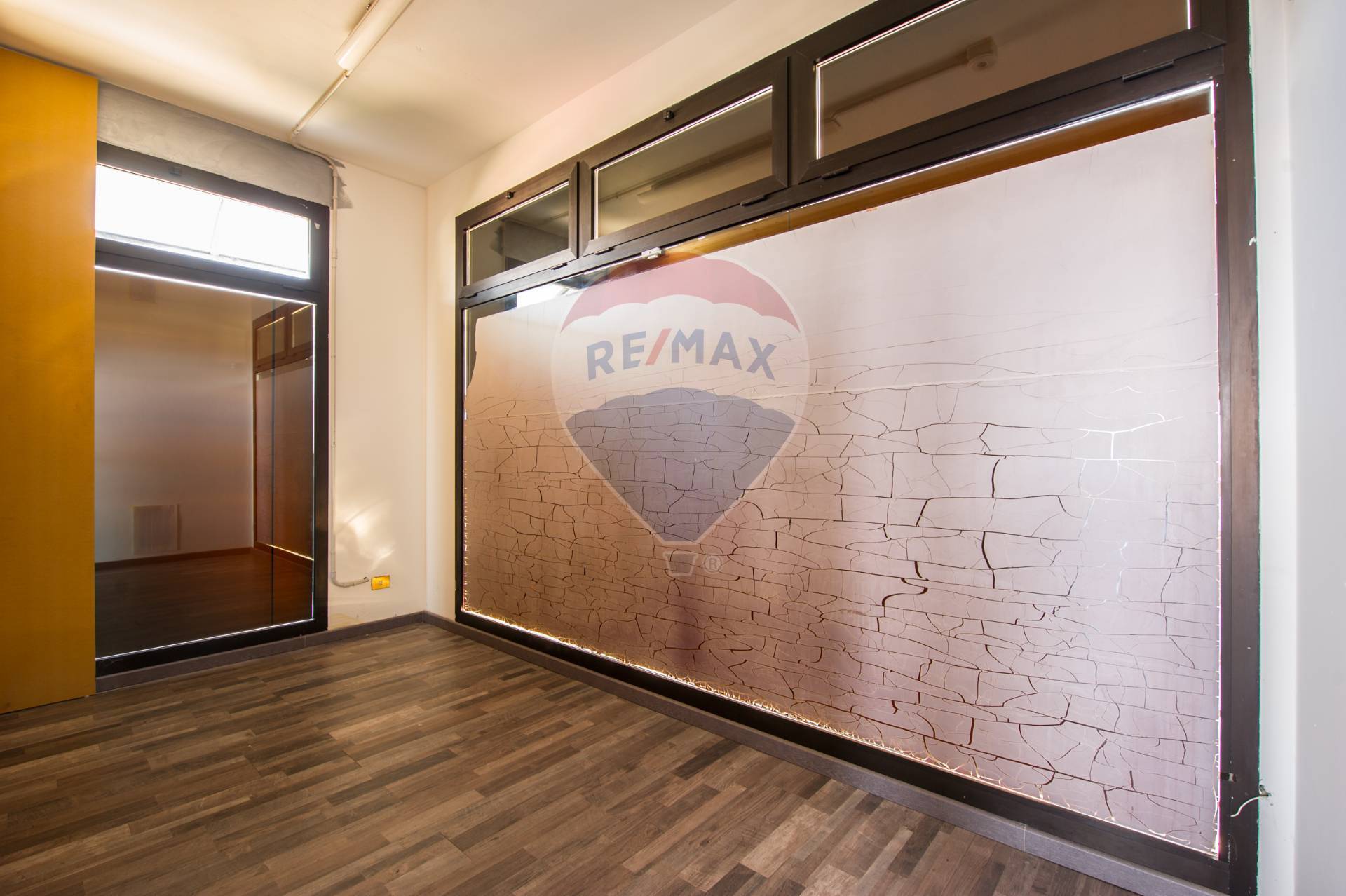 Negozio in vendita a Trezzano Rosa