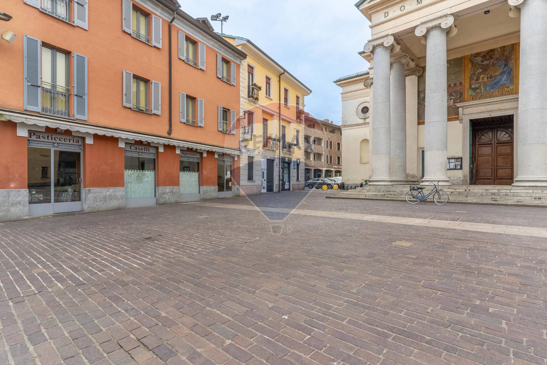 Bar in vendita a Rho, Zona Centro